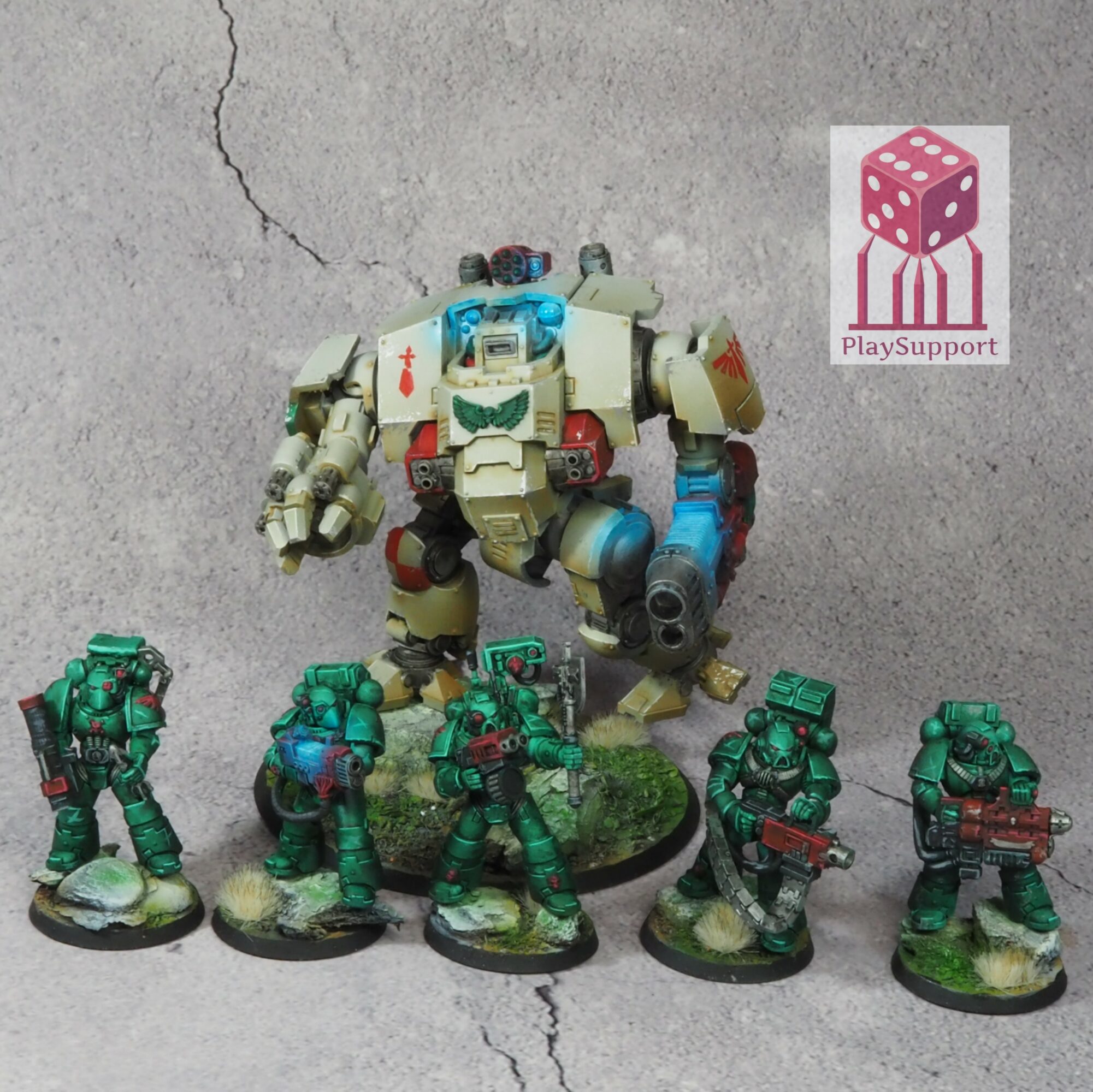 Group of six miniature green armored soldiers with weapons, and a large robot in the background, on a cracked concrete surface.
