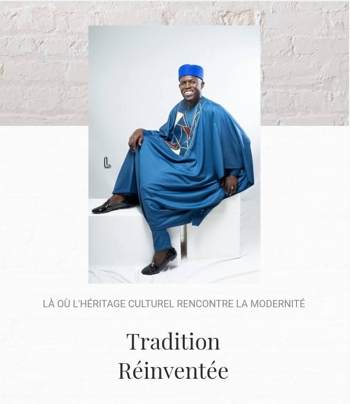 Man in traditional blue attire sitting on a white block, smiling, against a white brick wall background. French text below.
